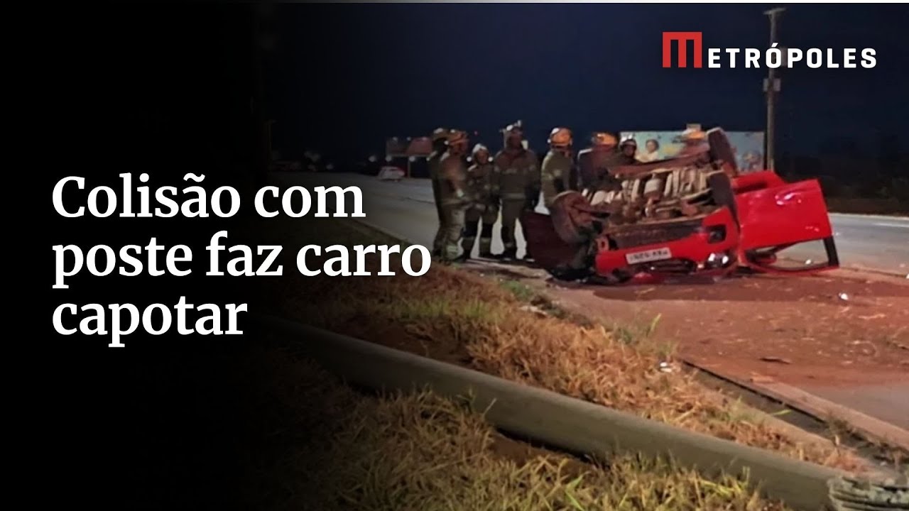 Carro capota após colidir contra poste de iluminação pública