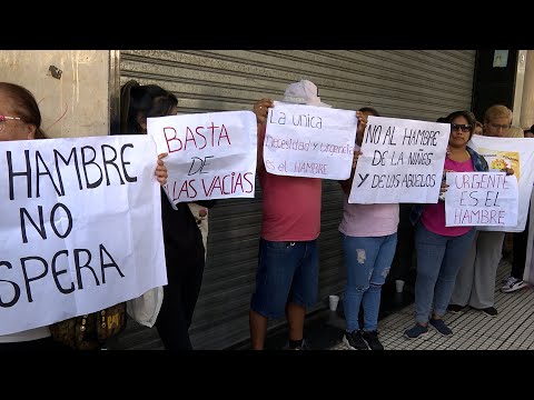 Manifestantes se concentran en el Ministerio de Capital Humano para hacer la fila de la pobreza