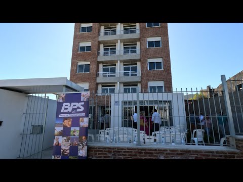 Imágenes entrega de viviendas para jubilados y pensionistas en Rivera