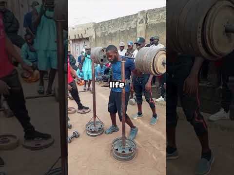 Spotter Saves Man Who’s Attempting 280Kg Squat 😳