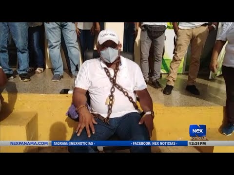 Representante de Playa Leona se encadena en la entrada de la Junta Comunal