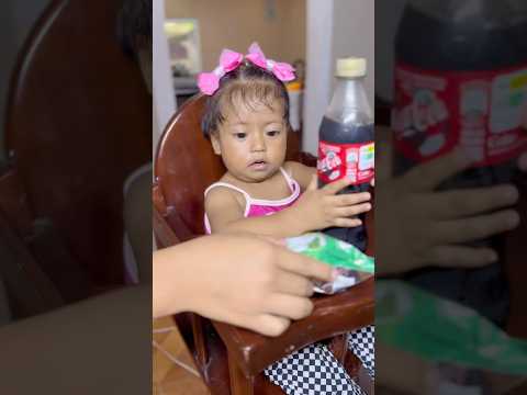 Daniela le enseña a comer golosinas a Zoe