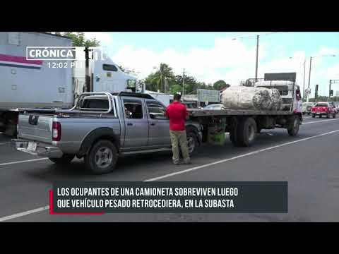 ¡Clase susto! Rastra choca camioneta en un semáforo de Managua - Nicaragua