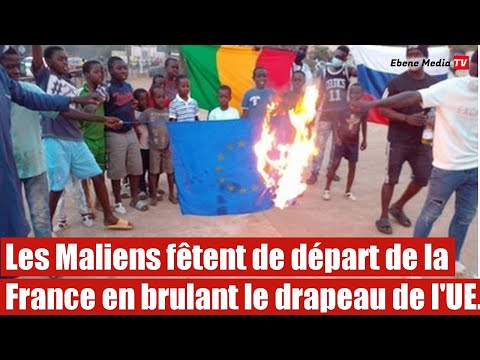 Les Maliens fêtent de départ de la France en brulant le drapeau de l'UE.