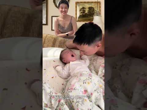 ママはそばで、この可愛い光景を見て<strong>笑</strong>っています。