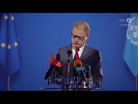 Robert Gustafsson gör Bildt läser tomten