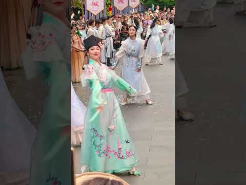 Look at Shujie, dressed as a <strong>scholar</strong>, dancing wildly!#Hangzhousongcheng #RomanceofSongcheng