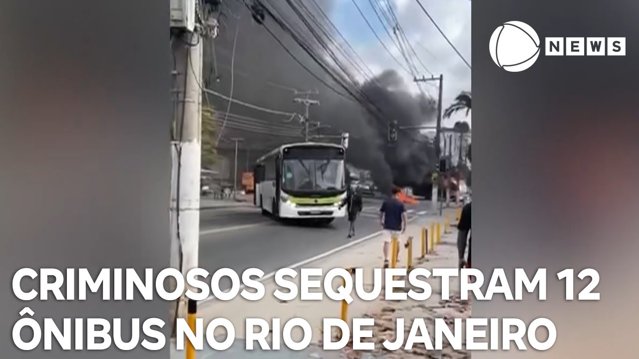 Criminosos sequestram 12 ônibus e fecham ruas no RJ para impedir operação da PM