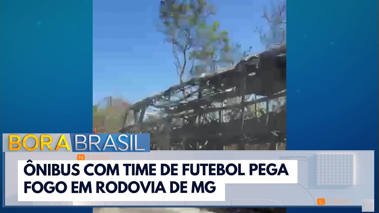 Ônibus com time de futebol pega fogo em rodovia de MG