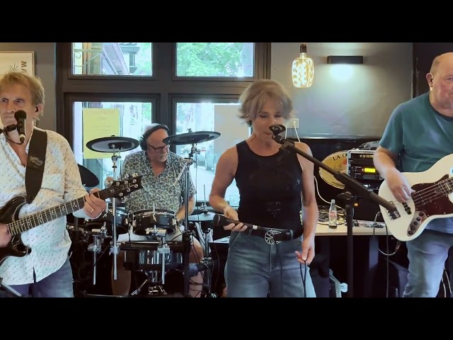 This clip was recorded live with three smartphones at café-restaurant Mereboer, Groet, Noord Holland.