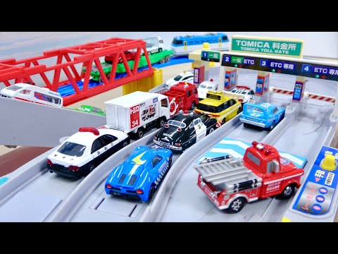 トミカのすいすいETCドライブ! はたらくくるま とカーズトミカを走らせます☆プラレール貨物車両も一緒に走行!