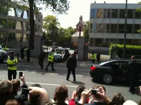 Barack gets car stuck at Dublin Embassy May 23rd 2011