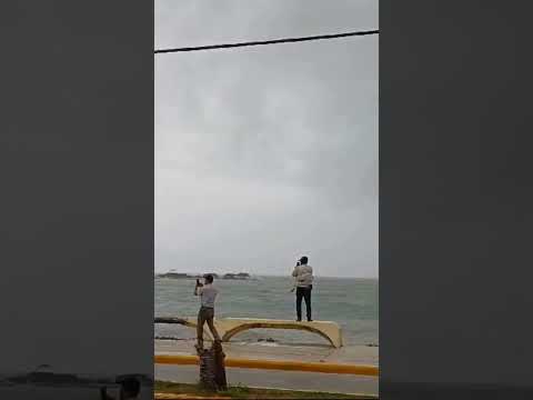 Así se percibe el aumento de la marea en el malecón de Barahona