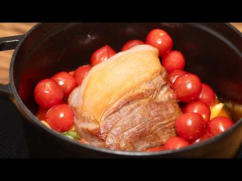 【水は入れるな!】ミニトマトの旨味で塩豚を煮る。盛り付けはモッツァレラとバジルを挟んでカプレーゼ仕立て。味も見た目も最高すぎる一品です。