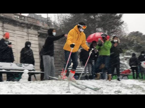 Neige à Paris: un skieur filmé sous le Sacré-Cœur