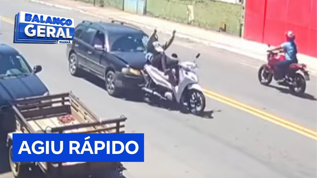 Homem salva crianças ao segurar moto arremessada por acidente de trânsito