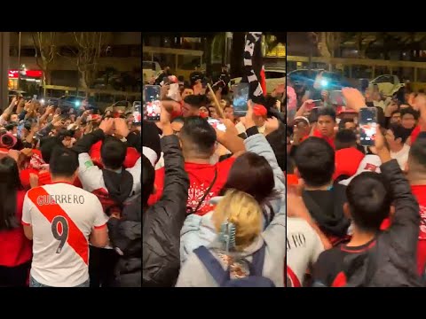Banderazo de la hinchada en el hotel de la selección peruana en España