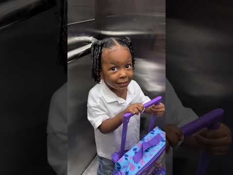 Isabella en su primer día de colegio