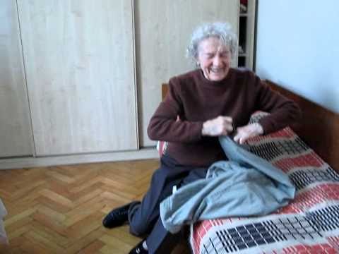 Video: Atsargiai Kviečiant - močiute į gimtadienį