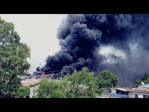 #ULTIMA HORA / Incendio en una venta de repuestos en el Bulevar Venezuela