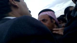 فيديو: حرمة داخل بين زحمة رجال بشكل غير لائق!!