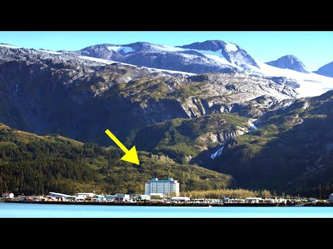 Почему жители этого города живут в одном доме, и как живётся его обитателям? Изолированный город...