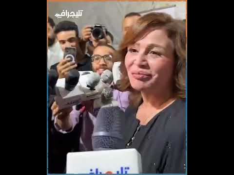 بتصورا إيه   موقف محرج للفنانة إلهام شاهين مع معجب  مبحبش حد يقف ورايا