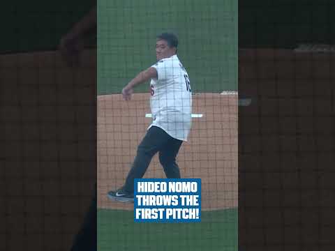 Hideo Nomo threw out the first pitch to Yoshinobu Yamamoto ahead of #WorldSeries Game 3!