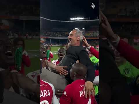 Een coach die door zijn spelers wordt gevierd zoals het hoort 😂🎉 thumbnail