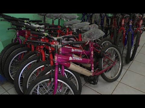 Niñas y niños de primaria multigrado reciben bicicletas por parte de autoridades del Mined en León