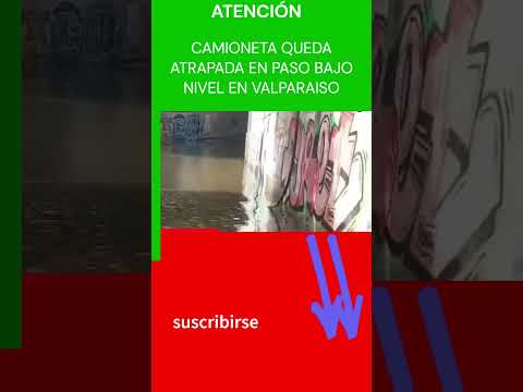 ?CAMIONETA ATRAPADA EN PASO BAJO NIVEL INUNDADO EN #VALPARAISO ?