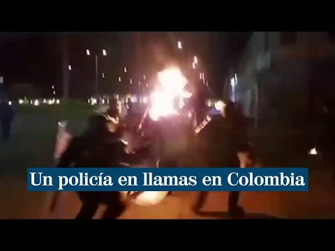 Un antidisturbios arde tras recibir el impacto de un cóctel molotov en la cabeza en Colombia