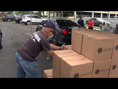 Beneficiarios del PAN en Bayamón reciben cajas de alimentos