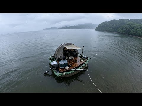雨の降る海上で静寂と癒しの最高の休日
