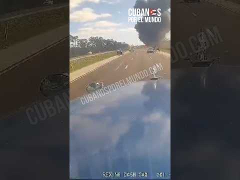 Exclusiva: Momento en el avioneta: cae y arde en llamas en plena autopista de Florida