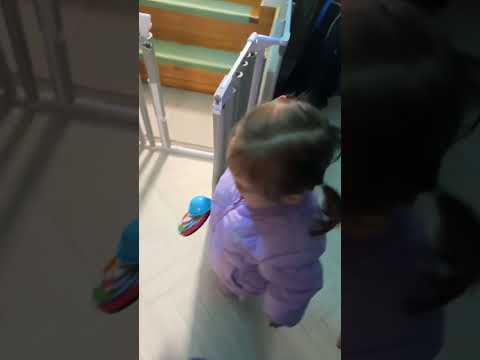 졸려서 안기고 싶은 아기 로 / Ro wants a hug from sleepiness