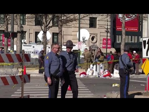 Polizia nelle strade dopo la sparatoria alla parata di Kansas City per i Chiefs