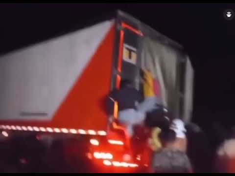 ¡Sin justificación! Camión cargado de carnes se despista y termina saqueado por delincuentes Ciénaga