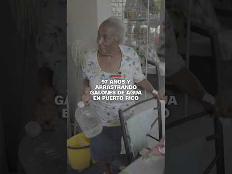97 años y arrastrando galones de agua en Puerto Rico