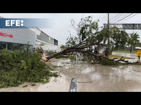 Helene deja fuertes inundaciones, daños en vías y cancelaciones de vuelos tras su paso por México