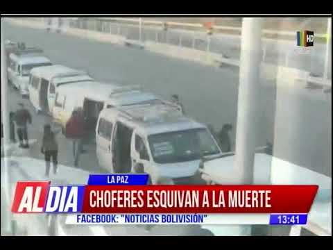Peligro en autopista de La Paz por imprudencia de conductores de minibuses