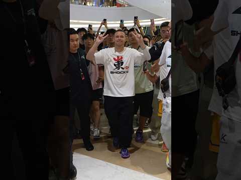 Professor Returns to China after 7 Years, Gets Crazy Response