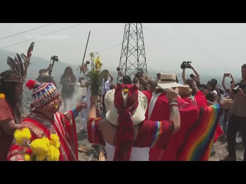 Peruvian shamans hold ritual to bless the coming year