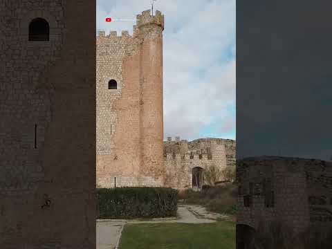 Este pueblo de Albacete te conquistará con su castillo medieval, sus casas cueva y un río de leyenda