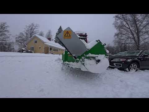 Autoilun iloja Suomenmaassa. Sutaistaan lumet auton päältä ja eikun menoksi :).