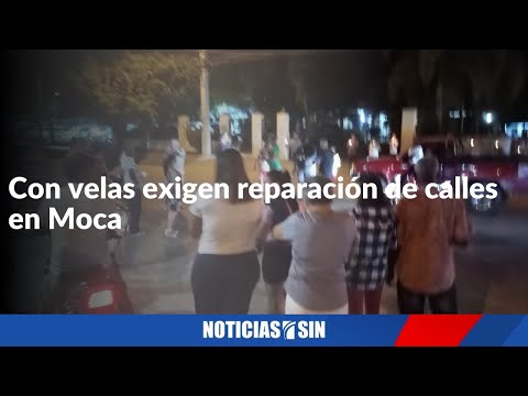 Con velas exigen reparación de calles en Moca