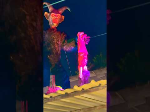 মেলায় গিয়ে মিষ্টি কিছু খাচ্ছিলাম হঠাৎ করে একটা ভুতে উল্টো করে বাচ্চাকে ঝুলিয়ে আমাকে ধাওয়া করেছে