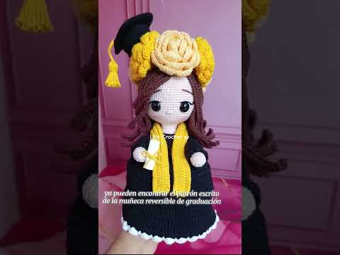 ya tenemos disponible el patrón escrito de la muñeca reversible de graduación #smigurumi #graduation