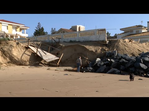 Vecinos de El Portil lamentan que el núcleo se muere con la pérdida de playa