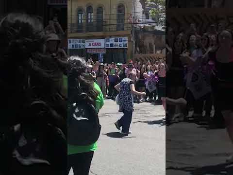 Adulta mayor se suma a baile en marcha por Día Internacional de la Mujer en Valparaíso
